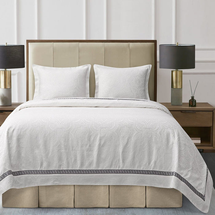 Liza White Matelasse - Queen Coverlet Set (Set of 4) - White / Black