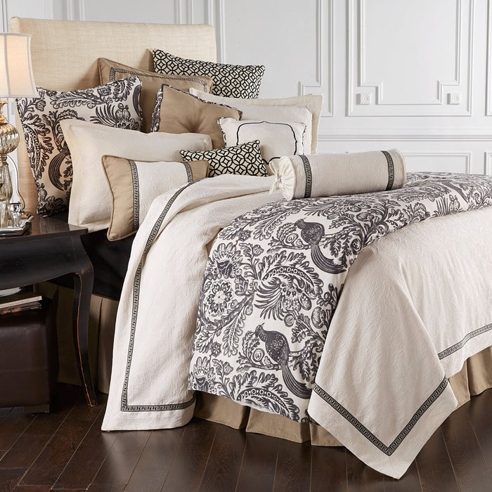 Liza White Matelasse - Queen Coverlet Set (Set of 4) - White / Black