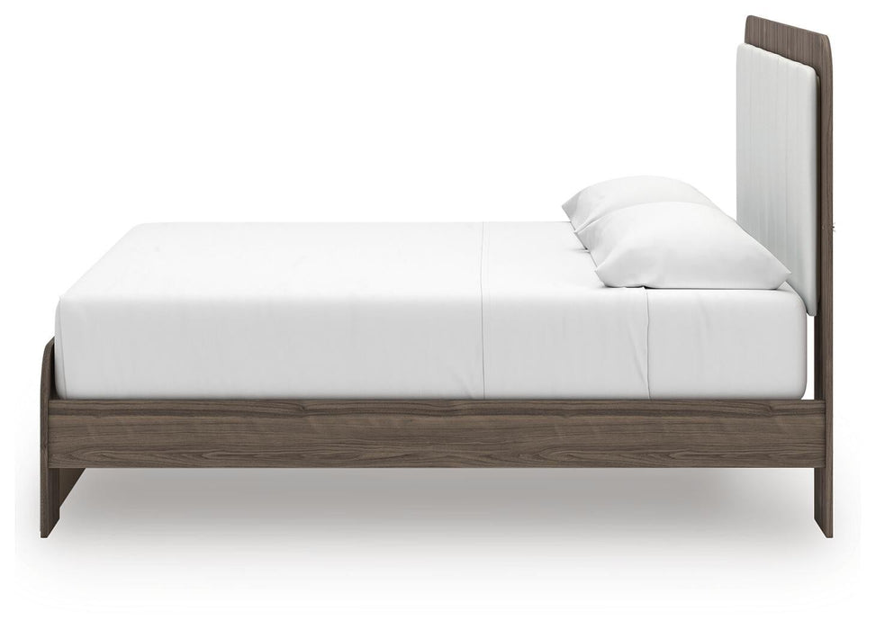 Kendanport King Upholstered Bed